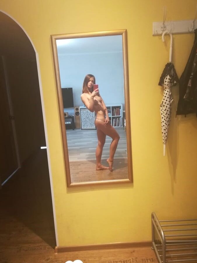 Amateur chick taking selfies for her man