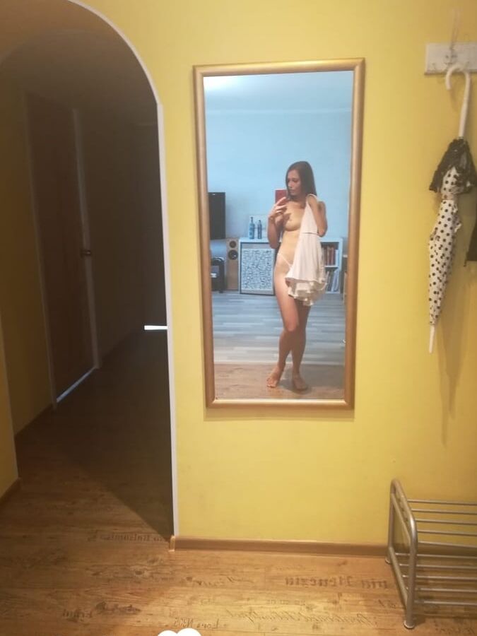 Amateur chick taking selfies for her man