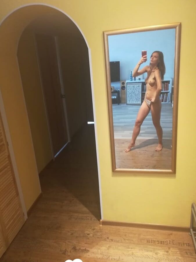 Amateur chick taking selfies for her man
