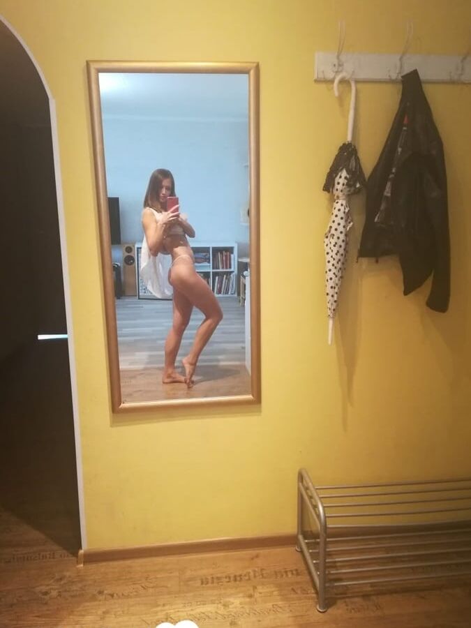 Amateur chick taking selfies for her man