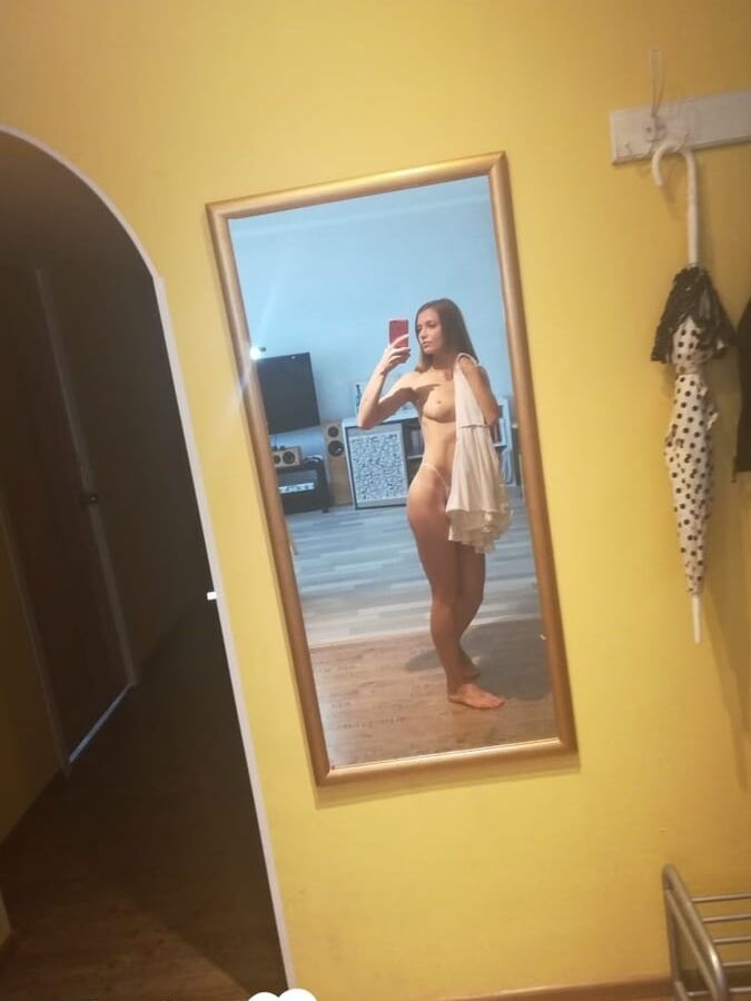 Amateur chick taking selfies for her man