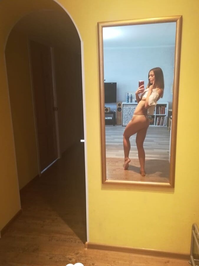 Amateur chick taking selfies for her man