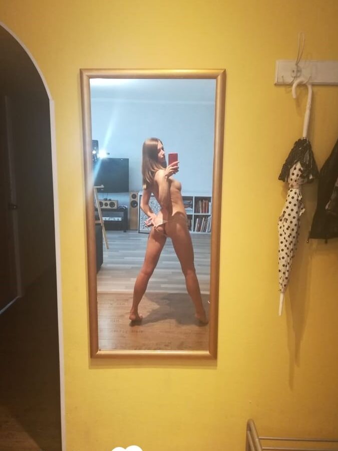 Amateur chick taking selfies for her man