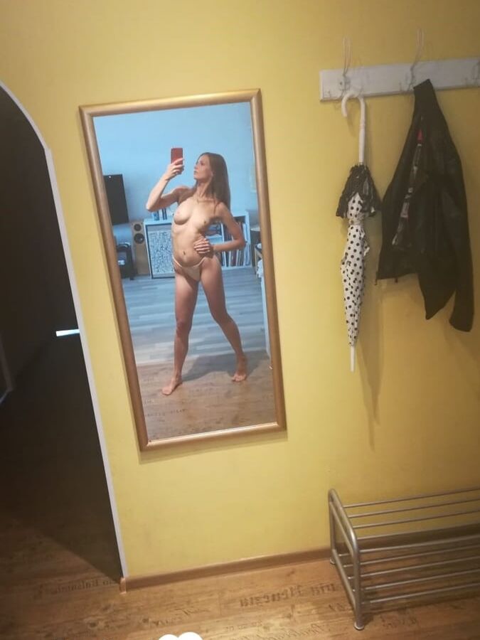 Amateur chick taking selfies for her man