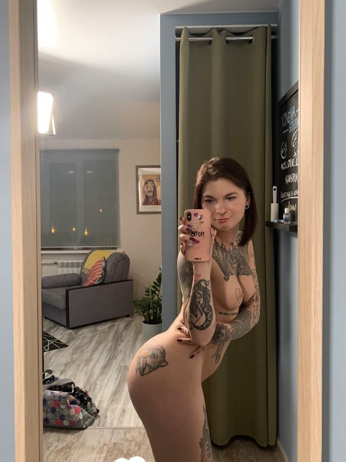 Tattooed babe taking selfies with amazing angles
