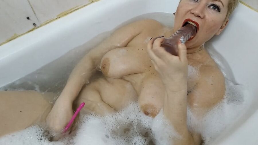 Hot russian MILF Aimee sucking & masturbates in shower!