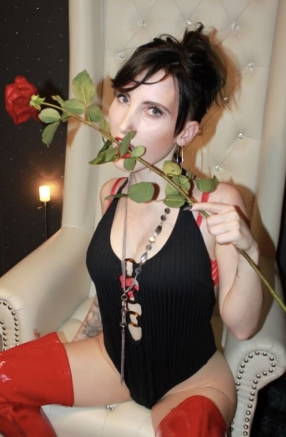 Hot Pics Lou Nesbit.Lia Louise 3