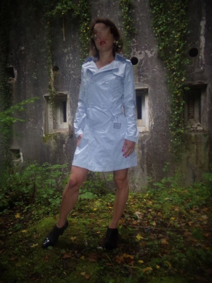 Jade - Coquine : nude under a trench - exhibition
