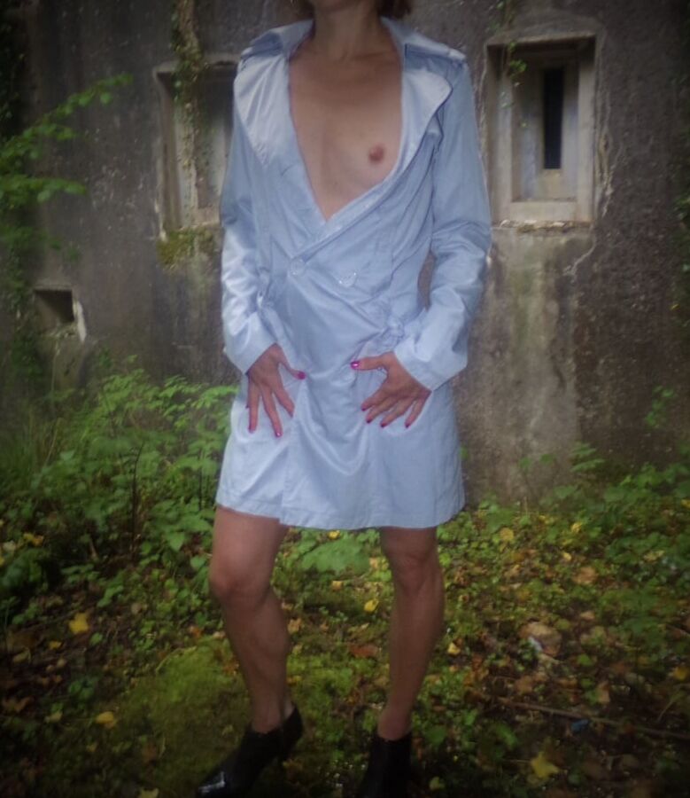 Jade - Coquine : nude under a trench - exhibition
