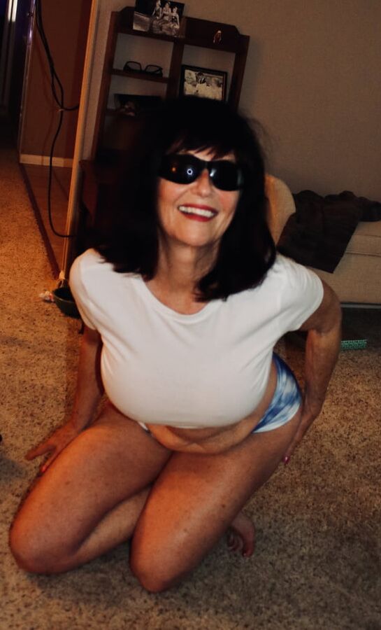 Hot GILF poses in sexy crop top and short-shorts