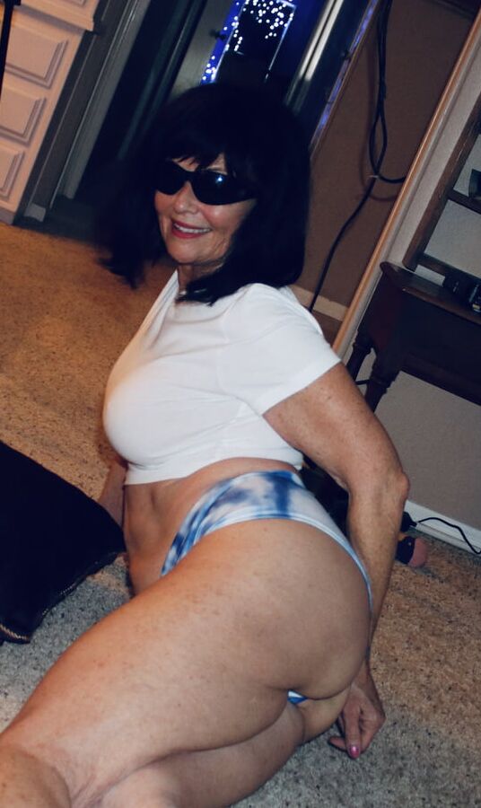 Hot GILF poses in sexy crop top and short-shorts