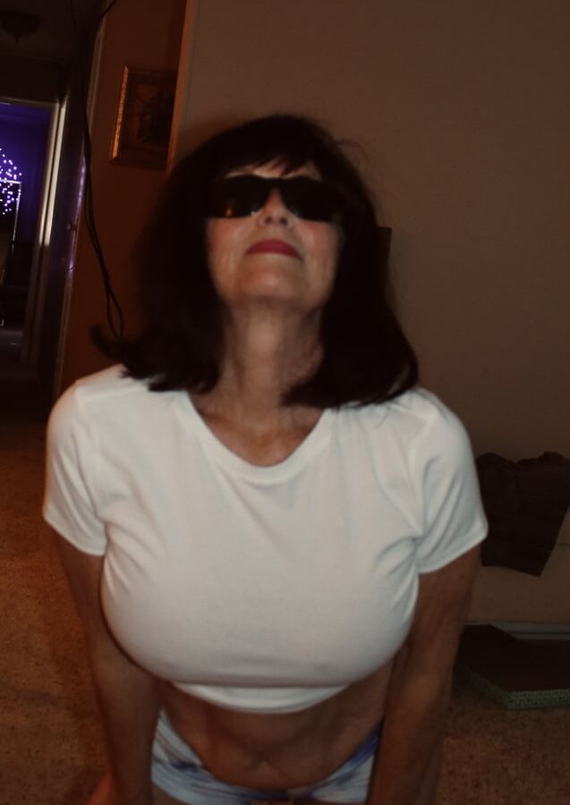 Hot GILF poses in sexy crop top and short-shorts
