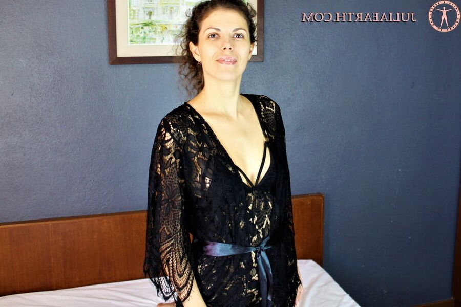 Julia V Earth in black lingerie seduces photographer