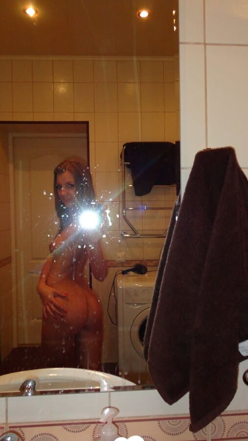 Amateur brunette babe taking selfies before her shower