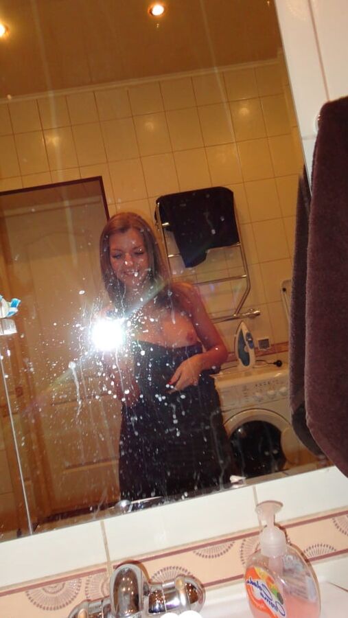 Amateur brunette babe taking selfies before her shower