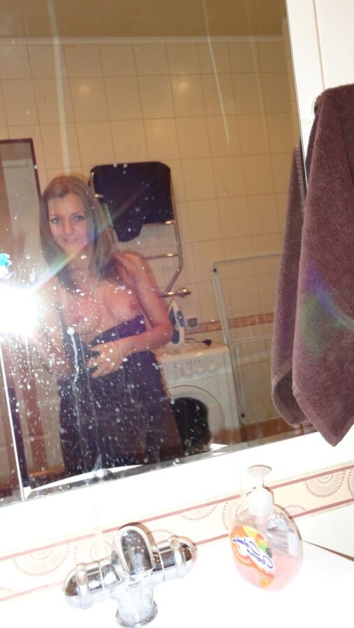 Amateur brunette babe taking selfies before her shower