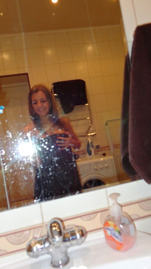 Amateur brunette babe taking selfies before her shower