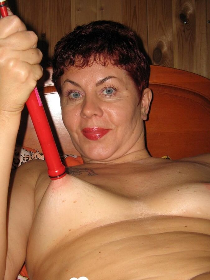 MILF pumps up her pussy before posing