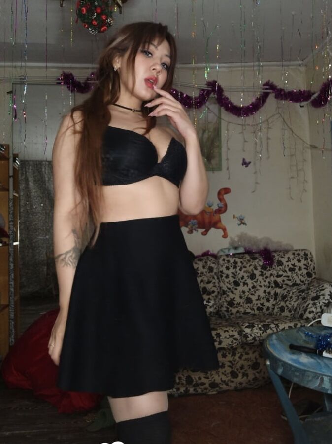 Perfect Asian sweetie removes her sexy skirt