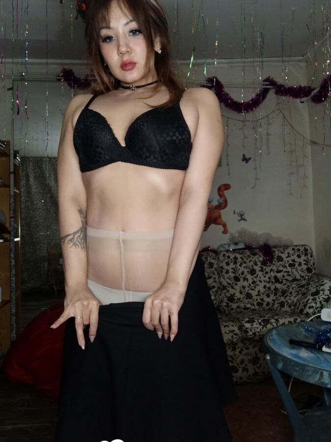 Perfect Asian sweetie removes her sexy skirt