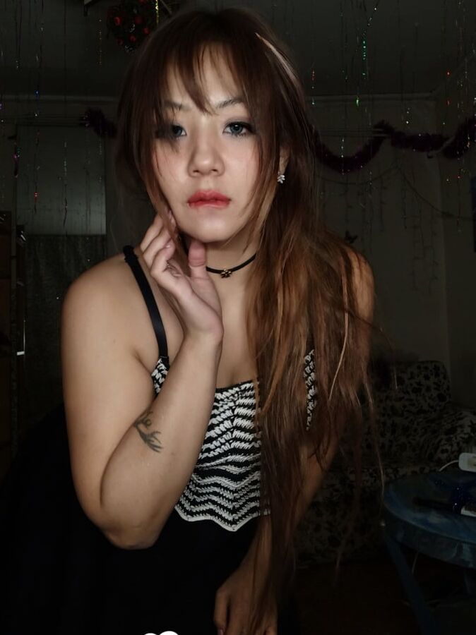 Perfect Asian sweetie removes her sexy skirt