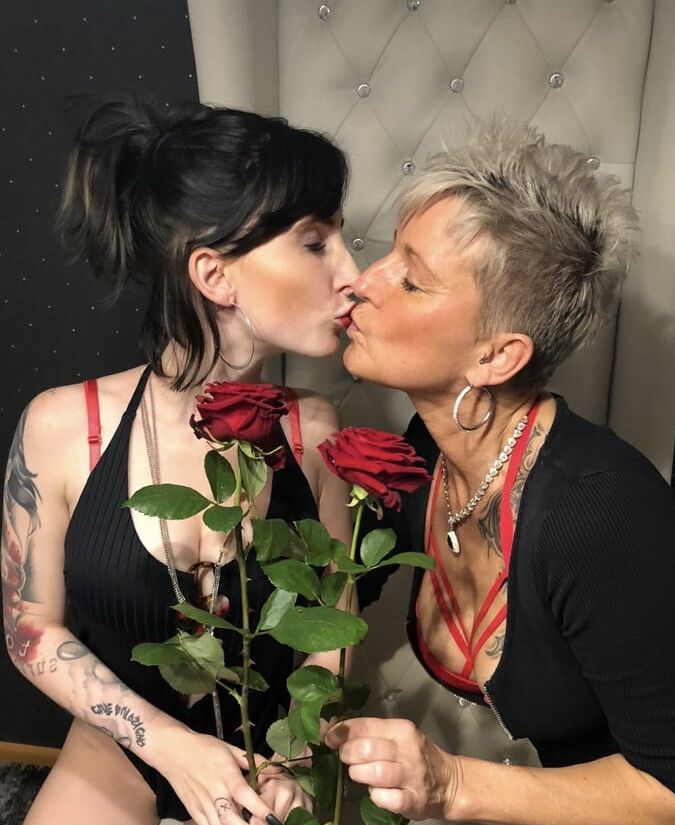 Hot Pics 2 Lou Nesbit.Lia Louise