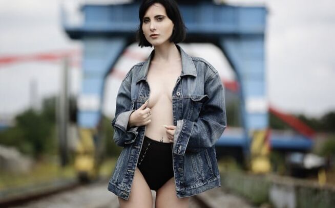 Hot Pics Lou Nesbit.Lia Louise