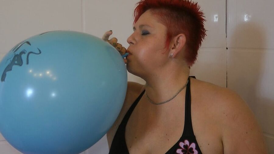 Balloon session in the tub
