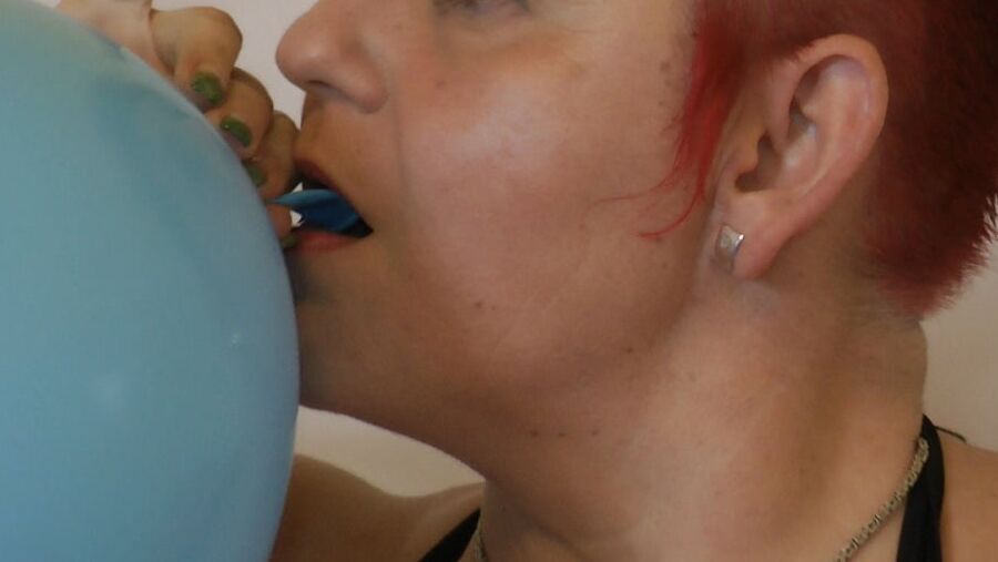 Balloon session in the tub
