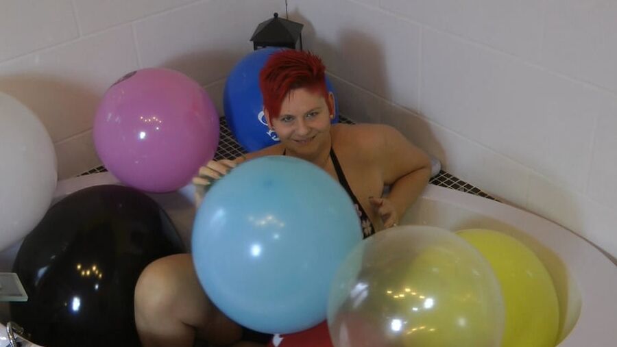 Balloon session in the tub
