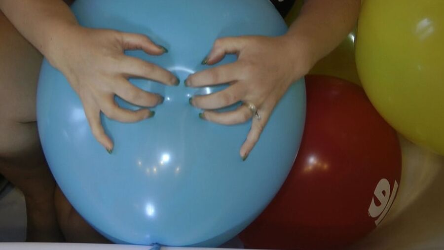 Balloon session in the tub