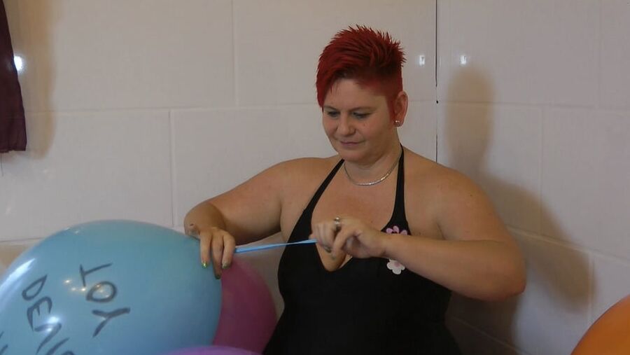 Balloon session in the tub