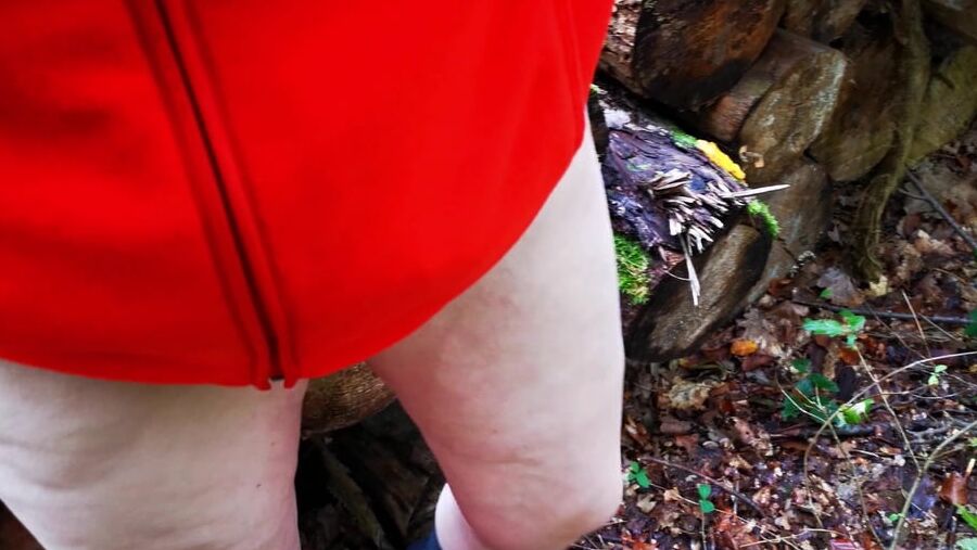 Nackte Scheide schlagen im Wald