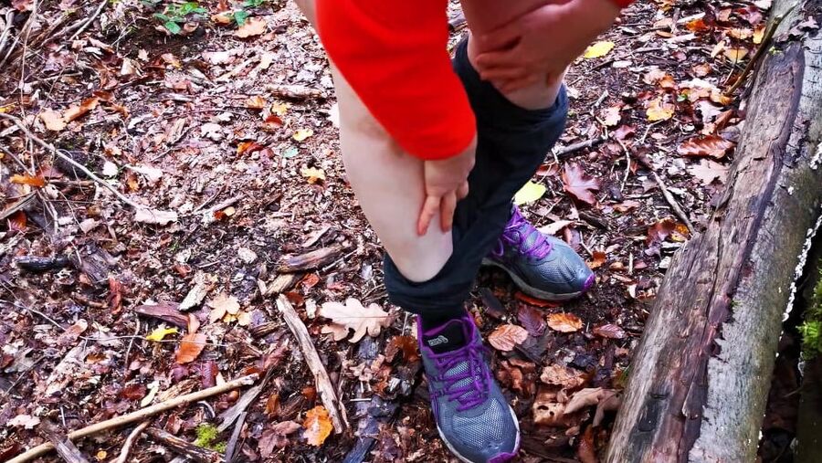 Nackte Scheide schlagen im Wald