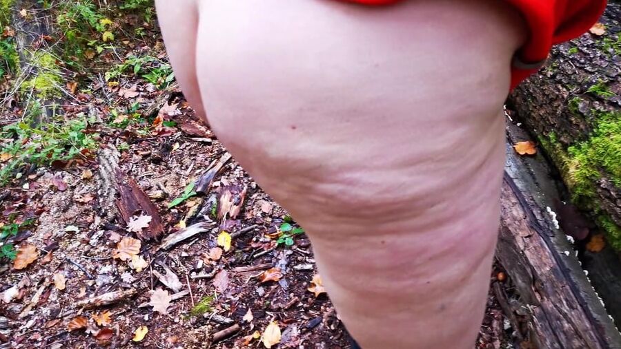 Nackte Scheide schlagen im Wald