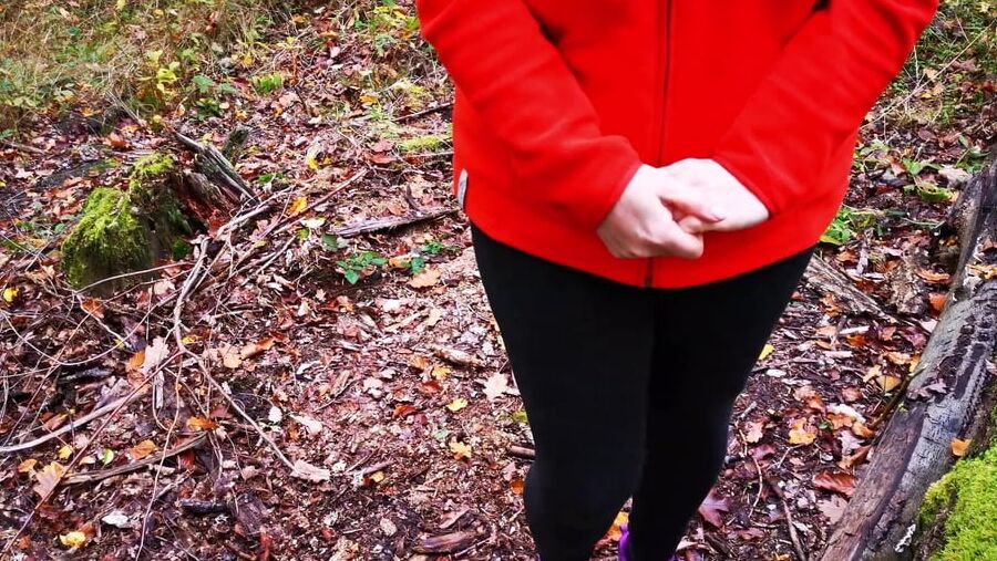 Nackte Scheide schlagen im Wald