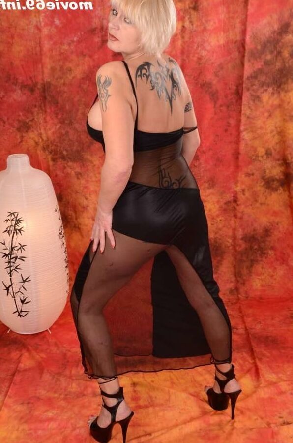 Photoshooting with MILF Rinata in sexy lingerie & high heels
