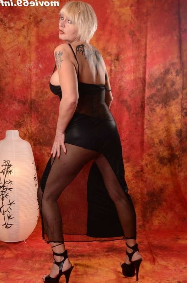 Photoshooting with MILF Rinata in sexy lingerie & high heels