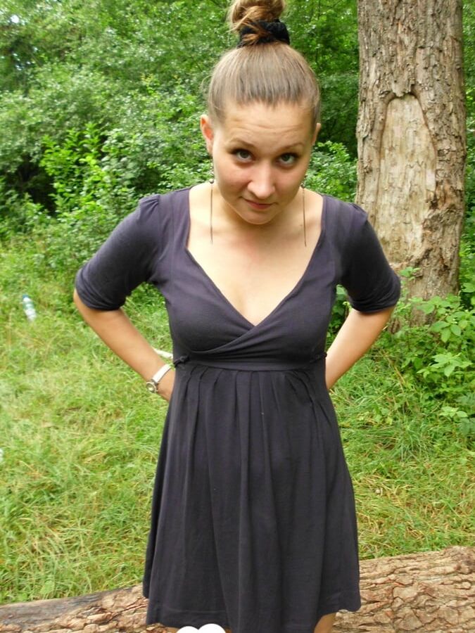 Girlfriend outdoors decides to pleasure herself passionately