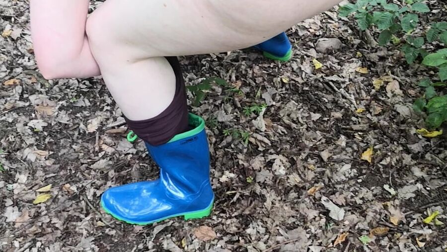 Peeing in rubber boots