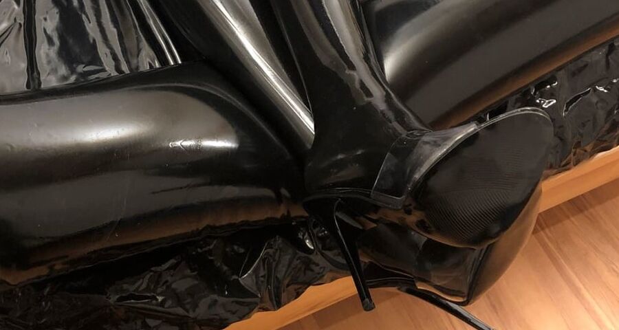 Latex on Plastic Bed