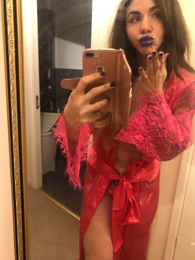 Me Tabbyanne Waiting in for my gang bang sexy lingerie milf