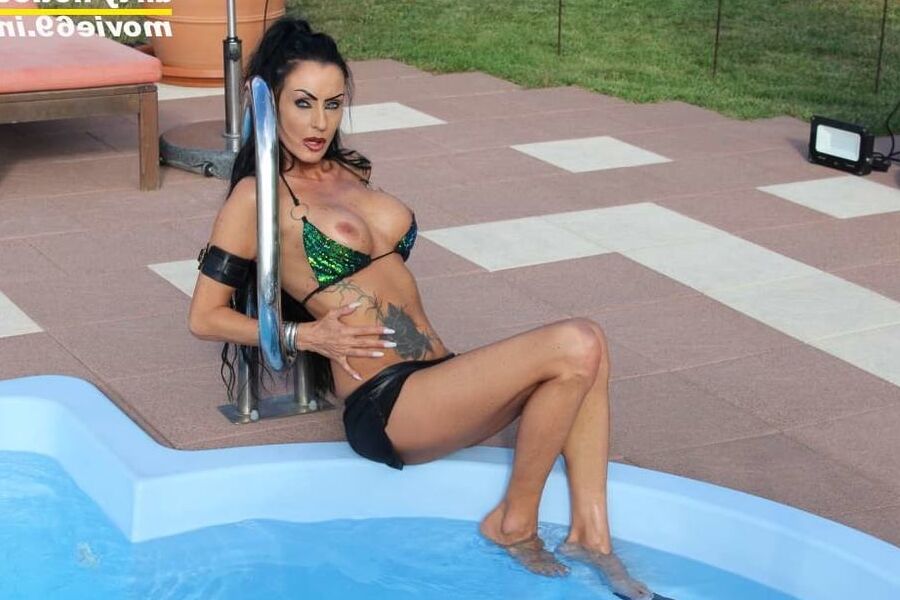 Photoshooting with fetish girl Sidney Dark at a pool