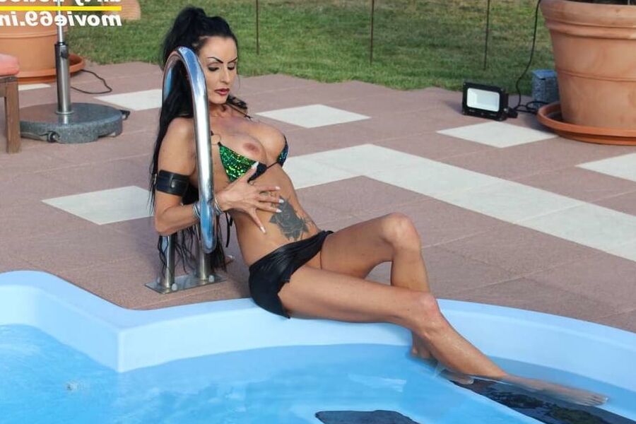 Photoshooting with fetish girl Sidney Dark at a pool