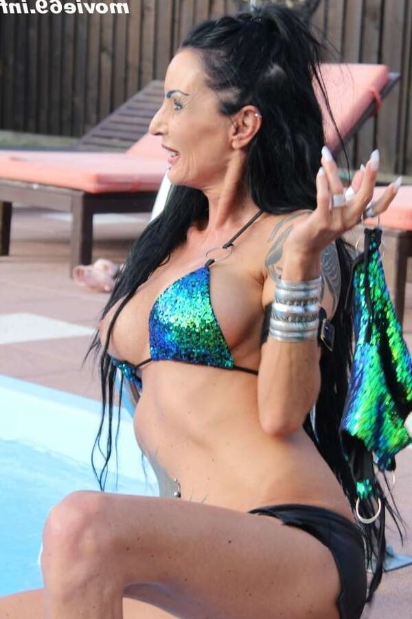 Photoshooting with fetish girl Sidney Dark at a pool