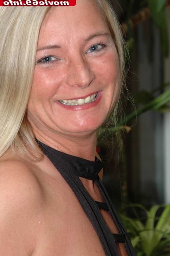 Some private pics from blonde MILF Rosella