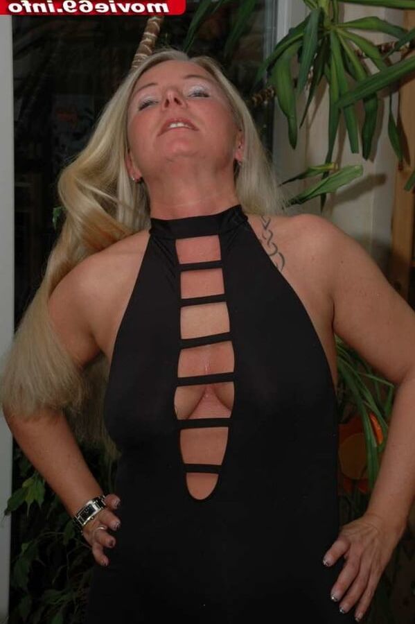 Some private pics from blonde MILF Rosella