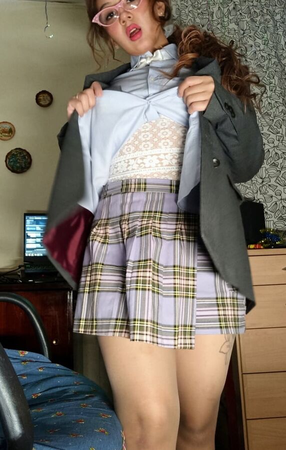 Brunette Asian babe with amazing ass