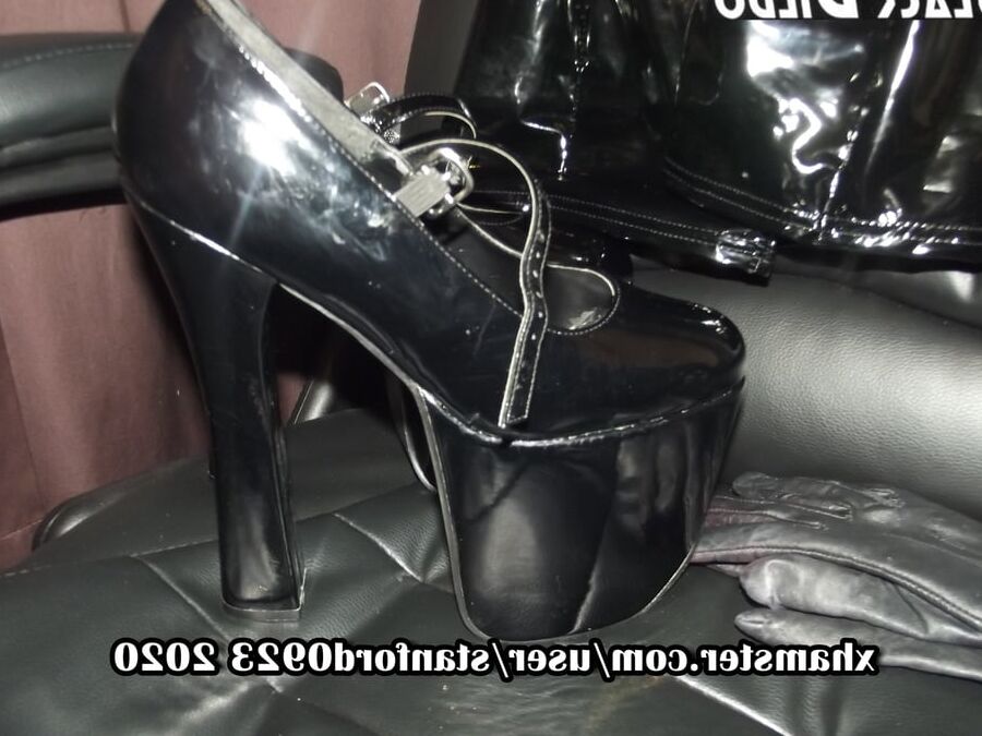 BLACK DILDO WHORE