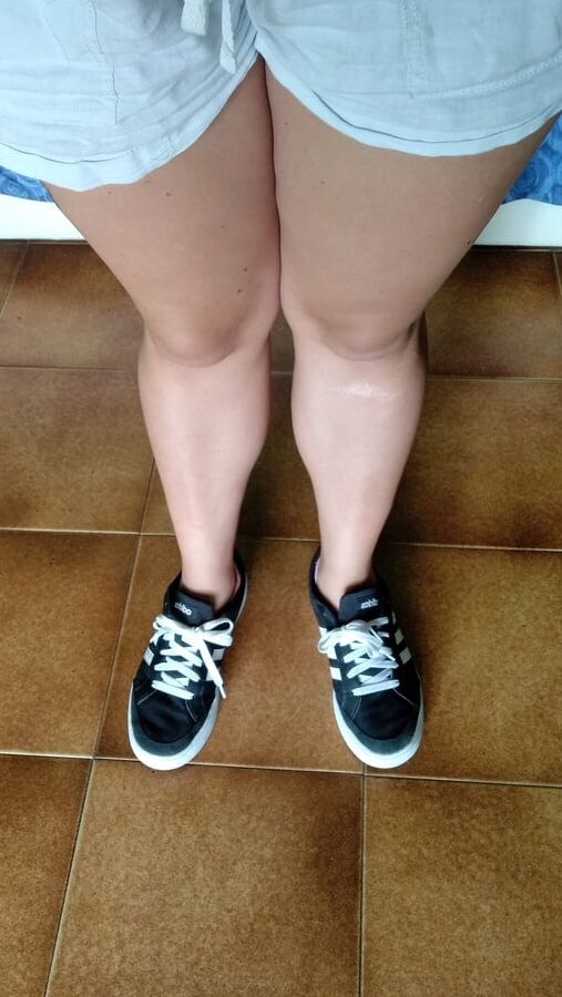 Bbw milf feet and legs showing